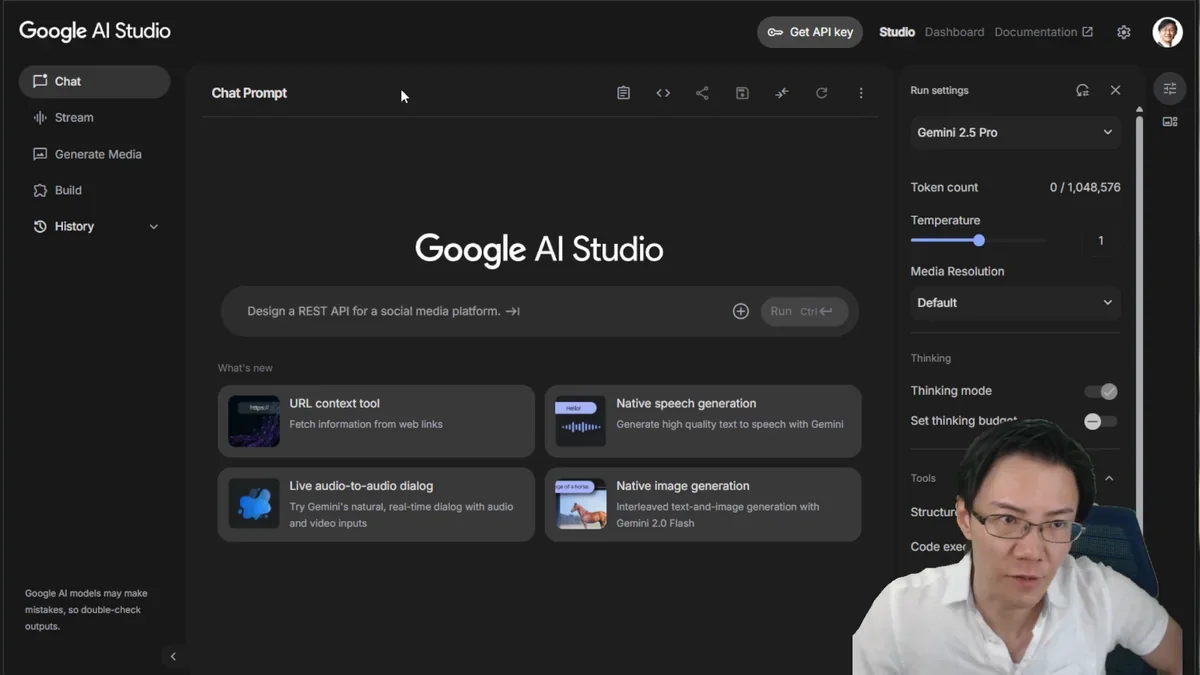 Google AI Studioのチャットインターフェース。左側にチャット履歴、右側に詳細な設定オプション（Model Settings, Groundingなど）が表示されている。